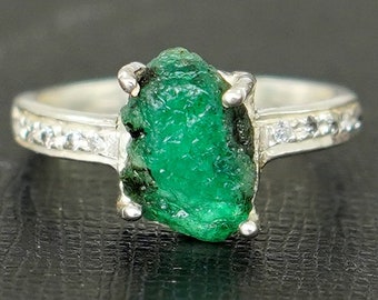 Raw Emerald Ring, Emerald Rough Ring, Raw Crystal Ring, May Birthstone Jewelry, Uncut Gemstone Ring, Statement Ring, Gift For Her