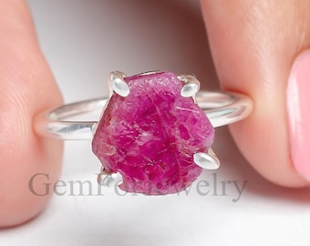 Rå rubinring, naturlig hexagon rubinring, rå ädelstensring, juli födelsesten, grov stenring, rubinförlovningsring, födelsestenssmycken