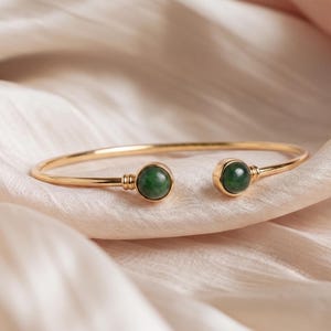 Armband i naturligt grönt jade, justerbart guldpläterat manschettarmband, smycken i kinesiskt jade, elegant ädelstensarmband, present till mamma