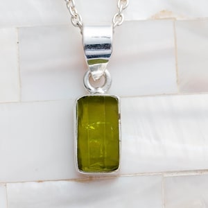 Wisiorek z surowego peridotu, naszyjnik z surowego kamienia, biżuteria z kamieniem urodzinowym sierpnia, delikatny wisiorek z kamieniem, naszyjnik kryształowy, biżuteria letnia, prezent dla niej