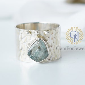 Anello con acquamarina grezza, anello con fascia per il pollice, anello con fascia testurizzata, anello yoga, anello anti-ansia, gioielli con acquamarina, anello con pietra portafortuna di marzo, regalo per lei