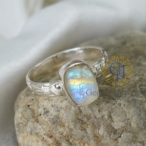 Anillo de piedra lunar en bruto, banda con textura floral, cristal de piedra lunar azul, anillo de piedra en bruto hecho a mano, anillo de gema, joyería de cristal de piedra lunar en bruto