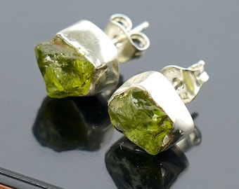 Orecchini con pietra preziosa di peridoto grezzo, orecchini a bottone in cristallo naturale, orecchini unici nel loro genere, orecchini con pietra grezza, orecchini in argento grezzo, regalo per lei
