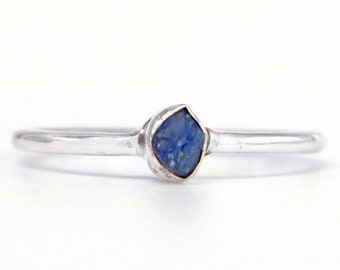 Ruwe blauwe saffier ring, natuurlijke saffier ruw, stapelring, rauwe sierlijke ring, angstring, ongesneden stenen ring, september Birthstone sieraden