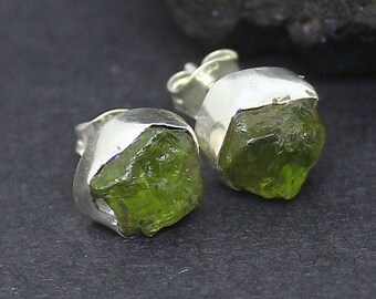 Orecchini in peridoto grezzo, orecchini a bottone in cristallo naturale, orecchini unici nel loro genere, orecchini in pietra grezza, orecchini in argento grezzo, orecchini regalo per la mamma