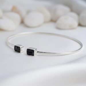 Armband i rått svart turmalin, armband i 925 sterlingsilver, nickelfritt manschettarmband, handgjorda skyddssmycken, present till kvinnor