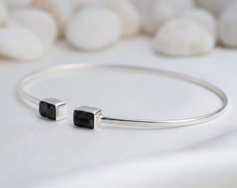Roher schwarzer Turmalin Armreif, 925 Sterling Silber Armreif, nickelfreier Armreif, handgemachter Schutz Schmuck, Geschenk für Frauen