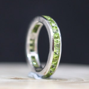 Silber Peridot Ring Art Deco Band, Peridot Birthstone Ring, Bandring Ehering, Rhodium über Silber, Eternity Ring Band, Silber Bandring