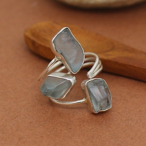 Anillo de plata con topacio azul en bruto hecho a mano, anillo bohemio de tres piedras, anillos de piedras preciosas en bruto, anillo de piedras preciosas naturales sin tallar, anillo de compromiso, Trillogy