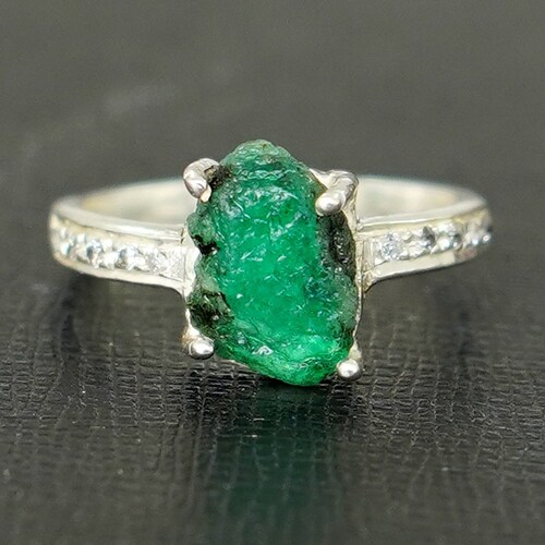 Roher Smaragd Ring, Smaragd rauer Ring, roher Kristallring, kann Birthstone Schmuck, ungeschliffener Edelstein Ring, Statement Ring, Geschenk für sie