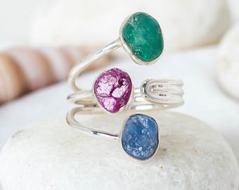 Rå rubin smaragd safirring, trippel födelsestensring, stapelring i sterlingsilver, naturliga ädelstenssmycken, gåva i juli maj september