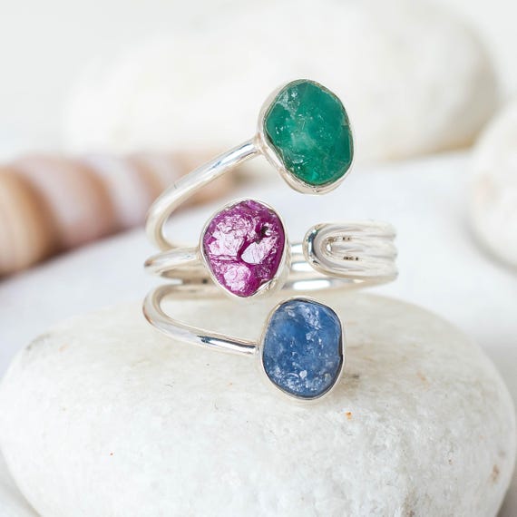 Anello con rubino grezzo, smeraldo e zaffiro, anello con tripla