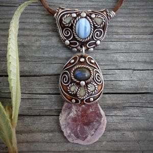 Ciondolo in lepidolite grezza, collana fatta a mano in tormalina labradorite e opale blu, accessorio fantasy stravagante, gioielli delle fate della terra