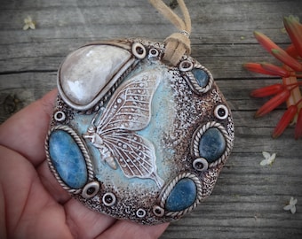 Collana a farfalla in pietra di luna e apatite: gioielli per la cristalloterapia