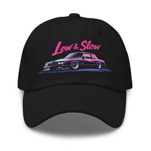 ロー＆スロー モンテカルロ SS ダッドハット – 車愛好家のためのレトロなGボディマッスルカーグラフィックキャップ