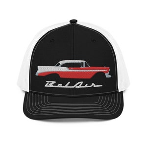 Cappellino da camionista Chevrolet Bel Air rosso del 1956, con chiusura a scatto e parte posteriore in rete ricamata, auto d&#39;epoca da collezione.