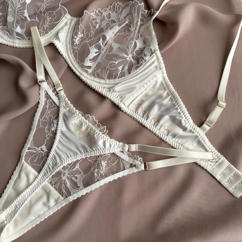 broderie personnalisée, lingerie lune de miel, ensemble de lingerie de mariée, cadeau pour la mariée, lingerie personnalisée « MRS » pour mariée, ensemble de lingerie ivoire image 2
