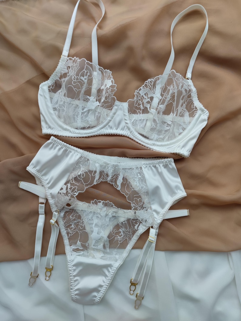 broderie personnalisée, lingerie lune de miel, ensemble de lingerie de mariée, cadeau pour la mariée, lingerie personnalisée « MRS » pour mariée, ensemble de lingerie ivoire image 7