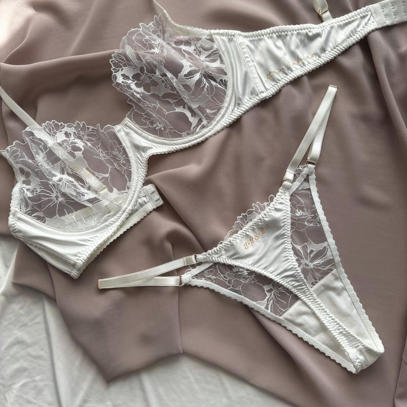 Peut inclure: Ensemble de lingerie en dentelle blanche avec des motifs floraux d&eacute;licats. Le soutien-gorge a des bretelles r&eacute;glables et une fermeture &agrave; crochet et &agrave; &oelig;illets. La culotte assortie a une d&eacute;licate bordure en dentelle et une coupe taille basse.