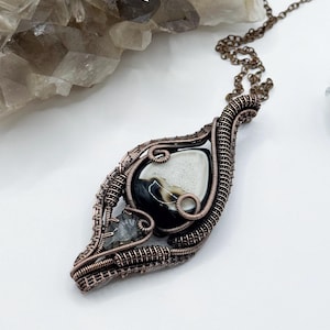 Beautiful statement pendant with black agate and black rutile quartz | Unique piece | Handcrafted in antiqued copper wire | Heady pendant