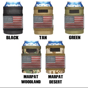 Puede incluir: Seis variaciones de color diferentes de un enfriador de latas con un parche de la bandera estadounidense. Los colores son negro, marr&oacute;n, verde, marpat woodland y marpat desert.