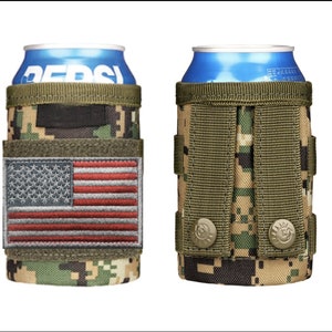 Puede incluir: Un portavasos de camuflaje con cierre de velcro y un parche de la bandera estadounidense. El portavasos est&aacute; hecho de un tejido duradero y tiene un cierre de bot&oacute;n.