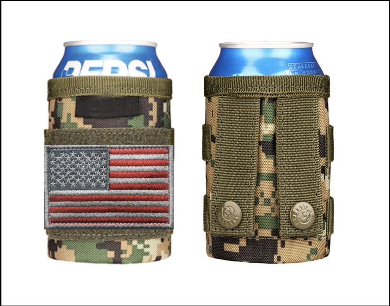 Puede incluir: Un portavasos de camuflaje con cierre de velcro y un parche de la bandera estadounidense. El portavasos est&aacute; hecho de un tejido duradero y tiene un cierre de bot&oacute;n.