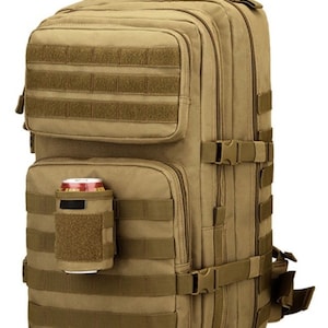 Puede incluir: Una mochila t&aacute;ctica grande de color marr&oacute;n claro con m&uacute;ltiples bolsillos y correas. La mochila tiene un portavasos en la parte delantera.