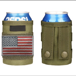 Puede incluir: Un porta latas t&aacute;ctico verde con cierre de velcro y un parche de la bandera estadounidense. El porta latas est&aacute; dise&ntilde;ado para adaptarse a una lata est&aacute;ndar de 355 ml.