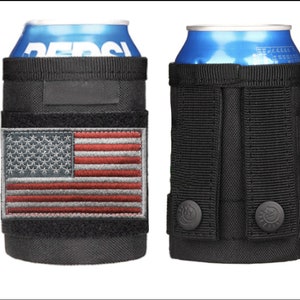 Puede incluir: Portavasos t&aacute;ctico negro con un parche de la bandera estadounidense y dos botones negros. El portavasos est&aacute; hecho de nylon y tiene un cierre de velcro.