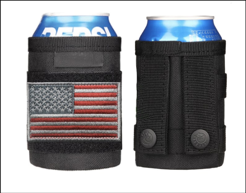 Puede incluir: Portavasos t&aacute;ctico negro con un parche de la bandera estadounidense y dos botones negros. El portavasos est&aacute; hecho de nylon y tiene un cierre de velcro.