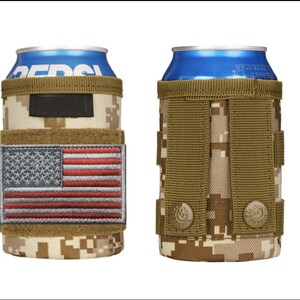 Puede incluir: Un enfriador de latas con estampado de camuflaje con un parche de la bandera estadounidense y un cierre de velcro. El enfriador est&aacute; hecho de un tejido duradero y tiene un esquema de color marr&oacute;n y beige.