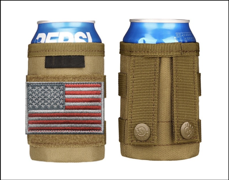 Puede incluir: Un enfriador de latas de lona marr&oacute;n con cierre de velcro y un parche de la bandera estadounidense. El enfriador est&aacute; dise&ntilde;ado para contener una lata est&aacute;ndar de 355 ml.