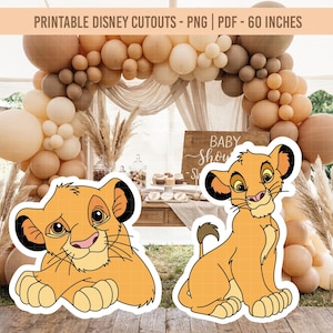 Può includere: Due ritagli di Simba dal Re Leone, in stile cartone animato, sono presentati in primo piano. Lo sfondo include un arco di palloncini nei toni del marrone e beige, un cartello di legno con la scritta "Baby Shower" ed elementi decorativi. Il testo in alto dice "Printable Disney Cutouts - PNG | PDF - 152 cm".