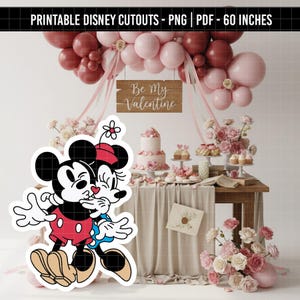 Może przedstawiać: Walentynkowa ekspozycja z dużym wycięciem Myszki Miki i Myszki Minnie całujących się. Tło obejmuje łuk balonowy, drewniany znak z napisem "Be My Valentine" oraz stół z ciastem i babeczkami.