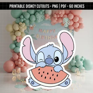 Może przedstawiać: Jasnoniebieska postać z kresk&oacute;wki, mrugająca i trzymająca plaster arbuza. Obraz jest wycięty z tekstem "PRINTABLE DISNEY CUTOUTS - PNG | PDF - 60 INCHES" u g&oacute;ry. Tło zawiera balony i znak "Happy Birthday".