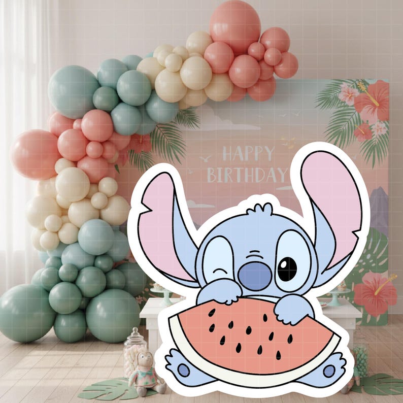 Może przedstawiać: Niebieska postać z kresk&oacute;wki, trzymająca kawałek arbuza, mruga przed tłem z napisem "Happy Birthday". Łuk balonowy w pastelowych kolorach i tropikalne kwiaty dopełniają świąteczną scenę.