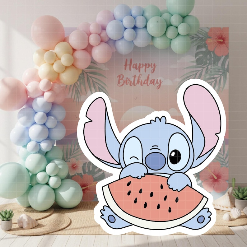 Może przedstawiać: Kresk&oacute;wkowa postać mruga okiem, trzymając kawałek arbuza. Tło przedstawia pastelowy łuk z balon&oacute;w, tło z tropikalnymi kwiatami i napisem "Happy Birthday". Scena rozgrywa się na jasnej powierzchni.