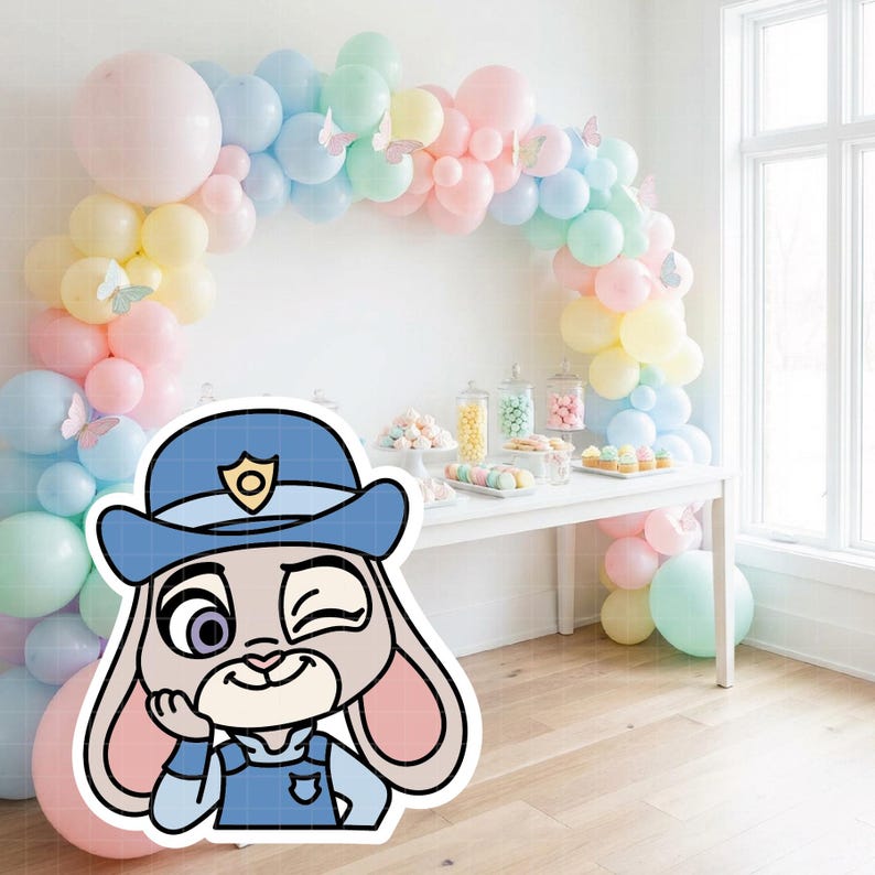 Puede incluir: Imagen de dibujos animados de un conejo gui&ntilde;ando un ojo con un sombrero y uniforme de polic&iacute;a, sobre un fondo de globos de colores pastel. Los globos est&aacute;n dispuestos en arco, con una mesa que exhibe golosinas.