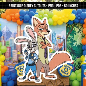 Puede incluir: Recortes imprimibles de Disney con Judy Hopps y Nick Wilde de Zootopia. Judy lleva un uniforme de polic&iacute;a y sostiene una radio. Nick lleva camisa y corbata. El fondo incluye un paisaje urbano y globos. El texto dice: "RECORTES IMPRIMIBLES DE DISNEY - PNG | PDF - 152 cm."