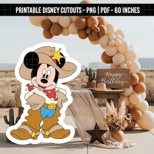 Pode incluir: Um recorte do Mickey Mouse com uma roupa de cowboy, usando um chapéu com uma estrela de xerife. A imagem é definida contra um cenário desértico com um arco de balões e uma placa que diz "Happy Birthday". O texto na parte superior diz "Printable Disney Cutouts - PNG | PDF - 152 cm".