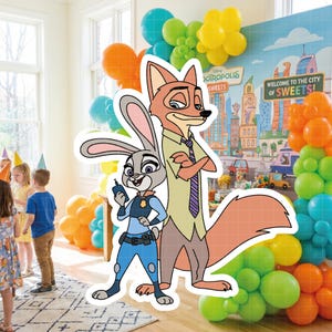 Puede incluir: Escena de fiesta con los personajes de Zootopia, Judy Hopps y Nick Wilde. Globos coloridos en tonos azules, verdes, naranjas y amarillos decoran el fondo. Se ven ni&ntilde;os, lo que sugiere una fiesta de cumplea&ntilde;os o un evento tem&aacute;tico.