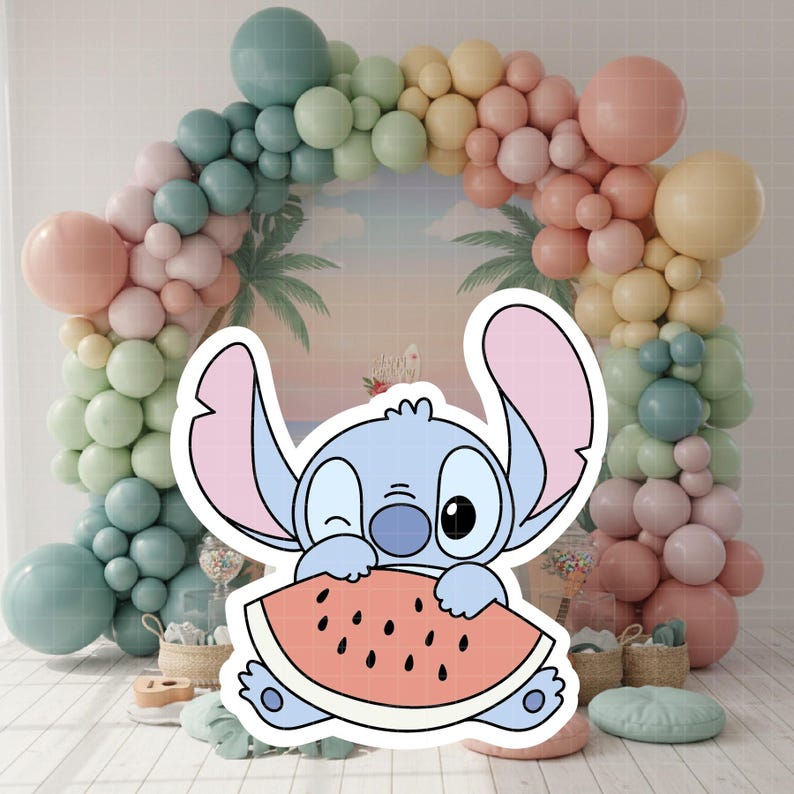 Może przedstawiać: Jasnoniebieska postać z kresk&oacute;wki mrugająca i trzymająca plaster arbuza. Postać ma duże uszy i biały kontur. W tle kolorowy łuk z balon&oacute;w w pastelowych kolorach, z tropikalną scenerią.