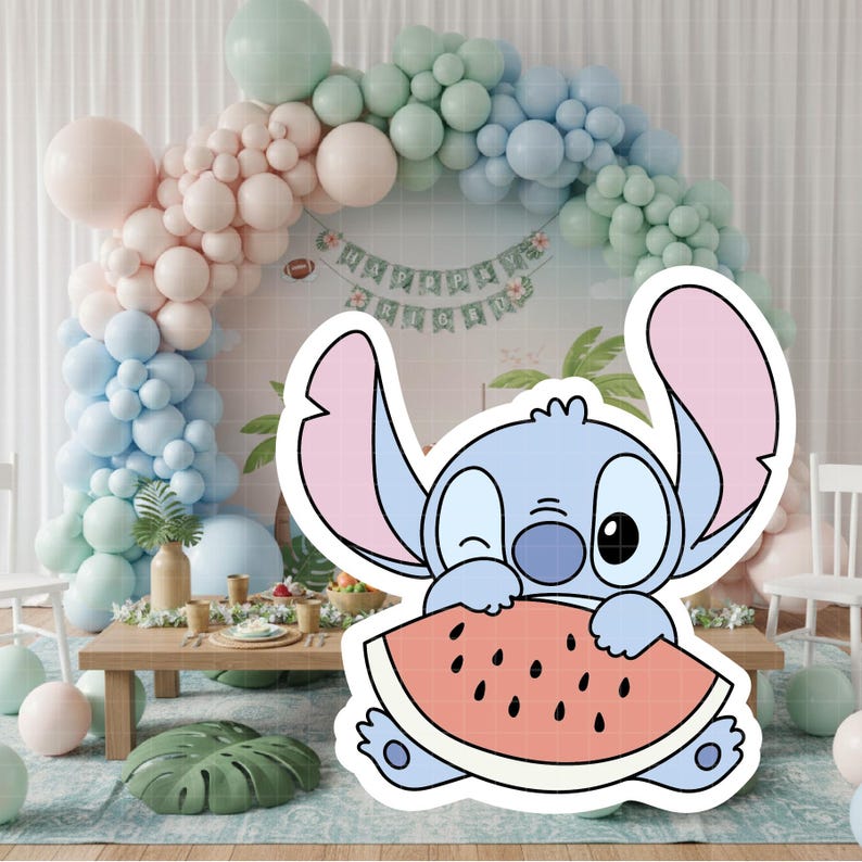 Może przedstawiać: Jasnoniebieska postać z kresk&oacute;wki mrugająca okiem i trzymająca plaster arbuza. Postać ma duże uszy z r&oacute;żowymi wnętrzami. Tło obejmuje łuk z balon&oacute;w w pastelowych kolorach i nakrycie stołu.