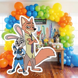 Puede incluir: Una colorida escena de fiesta con los personajes de Zootopia, Judy Hopps y Nick Wilde. Un arco de globos arco&iacute;ris enmarca una mesa con dulces y un tel&oacute;n de fondo del horizonte de Zootopia. Las palabras "Zootropolis Sweets" son visibles.