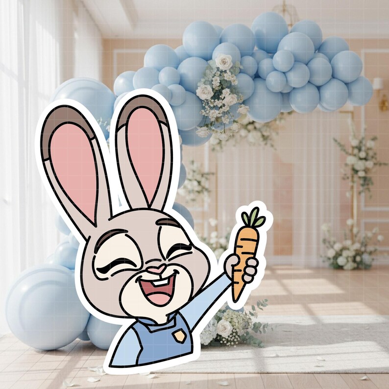 Puede incluir: Imagen de un conejo de dibujos animados sonriendo y sosteniendo una zanahoria. El conejo es de color gris claro con orejas internas rosas y lleva un uniforme azul. Un arco de globos azul claro y decoraciones florales est&aacute;n en el fondo.