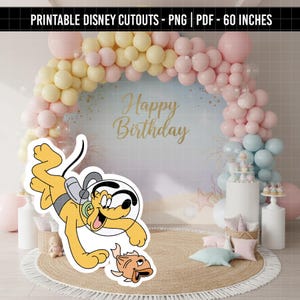 Könnte beinhalten: Ein Pluto-Ausschnitt mit Tauchhelm und einem orangefarbenen Fisch. Der Hintergrund umfasst einen Ballonbogen in Pastellfarben, ein "Happy Birthday"-Schild und den Text "PRINTABLE DISNEY CUTOUTS - PNG | PDF - 60 INCHES".