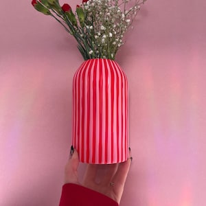 Jarrón de cerámica a rayas rosa y rojo, decoración colorida y peculiar para el hogar