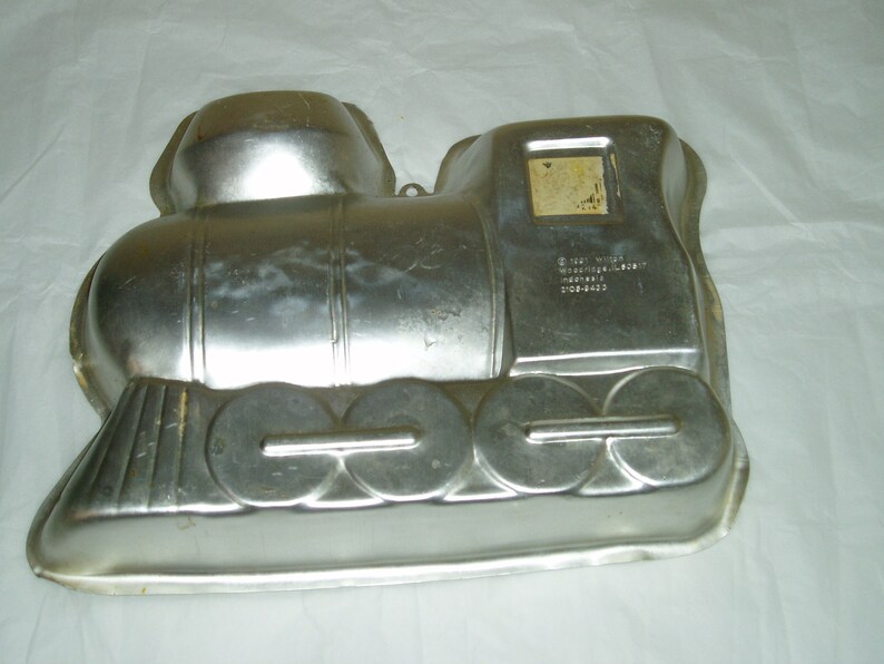 DYI baking kids cake Train cake decorating Train cake retro baking vintage baking Train shaped party pan Wilton cake pan