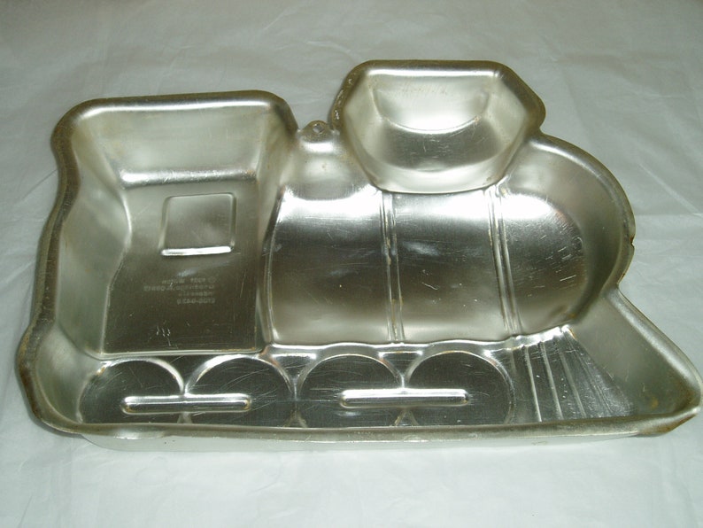 DYI baking kids cake Train cake decorating Train cake retro baking vintage baking Train shaped party pan Wilton cake pan